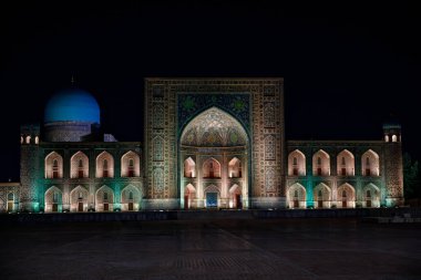 Semerkant, Özbekistan 'daki renkli Registan Meydanı. Gece Samarqand. Eski Arapça 'da Tanrı duvarlarda büyüktür..