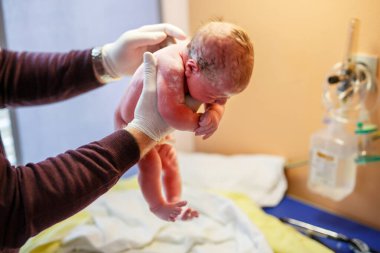 Yeni doğan çocuk saniye ve doğumdan sonra dakika. El ile yeni doğan bebek doktor. Sağlık ve çocuğun refleksleri tıbbi işaretleyiniz. Yeni hayata başlayan, sağlık,.