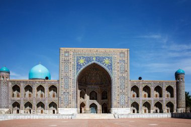 Semerkant, Özbekistan 'daki Registan Meydanı, üç çarpıcı medresenin yer aldığı tarihi bir mimari grup. Eski Arapça 'da Tanrı duvarlarda büyüktür.