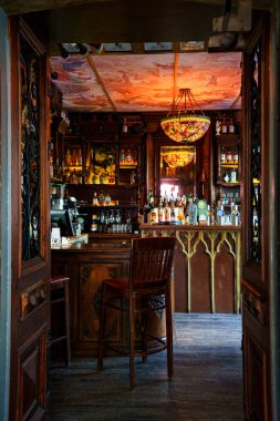 DUBLIN, IRELAND - 5 AĞUSTOS 2025: Temple Bar Dublin kültürel bölgesinde her yıl binlerce turist tarafından ziyaret edilen ünlü bir simgedir. Tapınak Bar 'ın içinde, İrlanda başkentinin merkezinde..