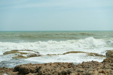 Yazın güneşi gökyüzünde ve kumsalın kumları, manzaranın