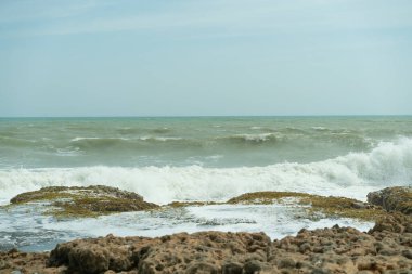 Yazın güneşi gökyüzünde ve kumsalın kumları, manzaranın