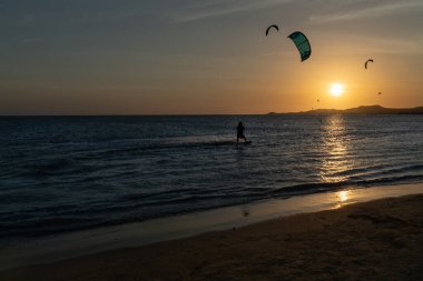 Cennet manzarası tropik plaj, gün doğumu, günbatımı çekimi