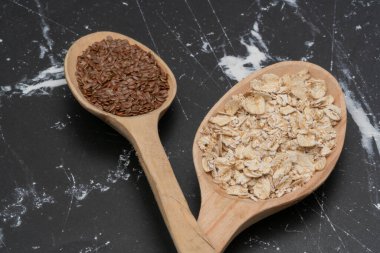 Tahta kaşıkta tohumlar. Yaklaş.