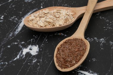 Tahta kaşıkta tohumlar. Yaklaş.