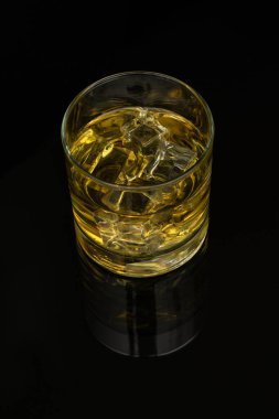 Buzlu viski, buzlu viski.