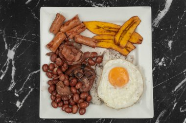 Bandeja paisa, Kolombiya 'nın Antioquia Medellin bölgesinde tipik bir yemek..