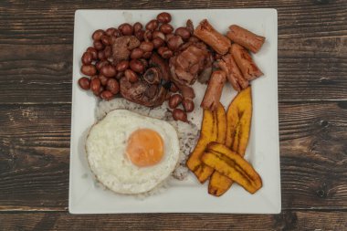 Bandeja paisa, Kolombiya 'nın Antioquia Medellin bölgesinde tipik bir yemek..