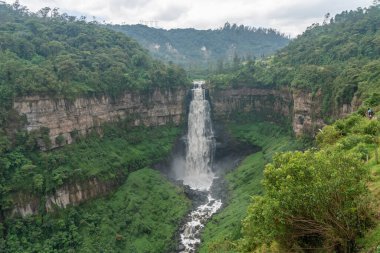 Şelale doğa manzarası. İzlanda doğasının ünlü turistik yerleri ve dönüm noktaları. Salto de Tequendama. Kolombiya