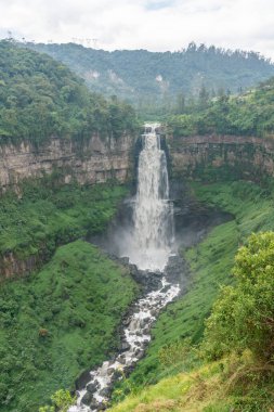 Şelale doğa manzarası. İzlanda doğasının ünlü turistik yerleri ve dönüm noktaları. Salto de Tequendama. Kolombiya