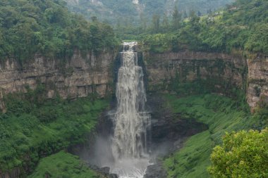 Şelale doğa manzarası. İzlanda doğasının ünlü turistik yerleri ve dönüm noktaları. Salto de Tequendama. Kolombiya