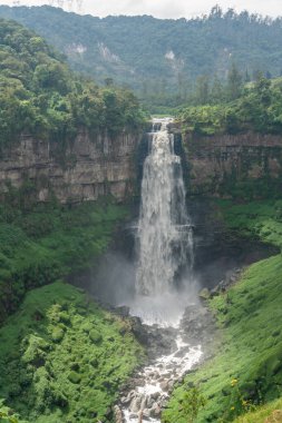 Şelale doğa manzarası. İzlanda doğasının ünlü turistik yerleri ve dönüm noktaları. Salto de Tequendama. Kolombiya
