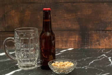 Bira şişesi ve bira.