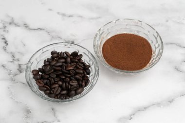 Kavrulmuş kahve çekirdekleri ve kahve tozu.