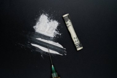 Kokain ya da diğer yasadışı uyuşturucular, beyaz toz, şırınga, siyah parlak arka planda izole