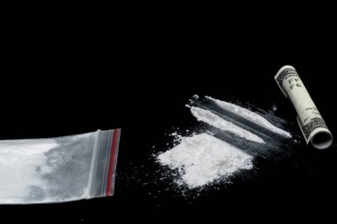 Kokain ya da diğer yasadışı uyuşturucular, beyaz toz, şırınga, siyah parlak arka planda izole