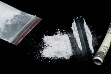 Kokain ya da diğer yasadışı uyuşturucular, beyaz toz, şırınga, siyah parlak arka planda izole