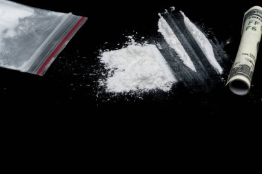 Kokain ya da diğer yasadışı uyuşturucular, beyaz toz, şırınga, siyah parlak arka planda izole