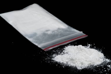 Kokain ya da diğer yasadışı uyuşturucular, beyaz toz, şırınga, siyah parlak arka planda izole