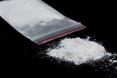 Kokain ya da diğer yasadışı uyuşturucular, beyaz toz, şırınga, siyah parlak arka planda izole