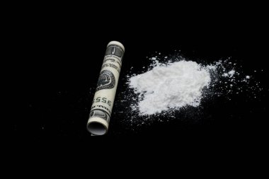 Kokain ya da diğer yasadışı uyuşturucular, beyaz toz, şırınga, siyah parlak arka planda izole