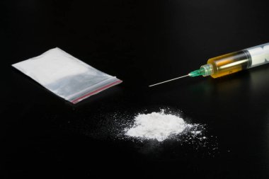 Kokain ya da diğer yasadışı uyuşturucular, beyaz toz, şırınga, siyah parlak arka planda izole