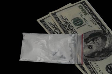 Kokain ya da diğer yasadışı uyuşturucular, beyaz toz, şırınga, siyah parlak arka planda izole