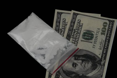 Kokain ya da diğer yasadışı uyuşturucular, beyaz toz, şırınga, siyah parlak arka planda izole