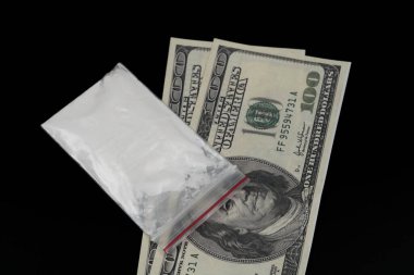 Kokain ya da diğer yasadışı uyuşturucular, beyaz toz, şırınga, siyah parlak arka planda izole