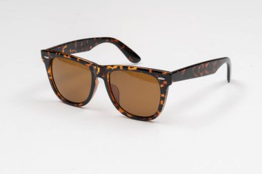 Beyaz arka plan üzerinde izole güneş gözlüğü