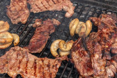 Kömürden yapılmış ızgara et..