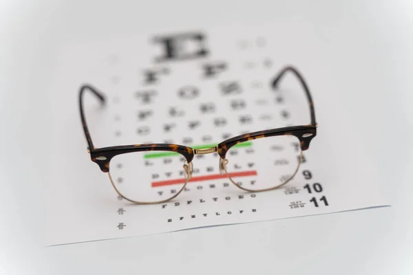 眼科考试 检查病人的考试委员会 配眼镜的视光师 — 图库照片