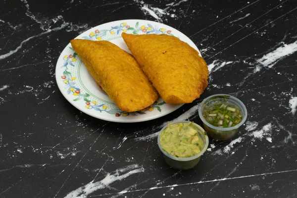 Empanada Gebraten Mit Würziger Sauce Kolumbianische Lateinamerikanische Küche — Stockfoto