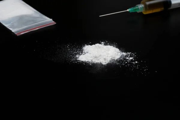 Kokain Nebo Jiné Nelegální Drogy Bílý Prášek Injekční Stříkačka Izolované — Stock fotografie