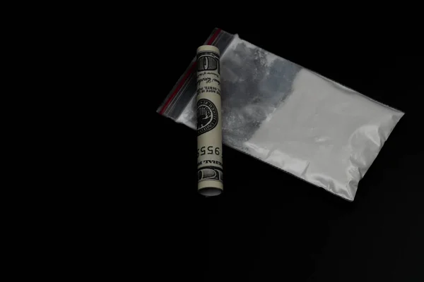 コカインその他の違法薬物 白い粉 注射器 黒光沢のある背景に隔離された — ストック写真