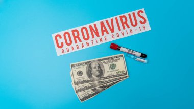 COVID 19 Coronavirus aşısı, örnek tüpte enfekte kan örneği, aşı ve şırınga. COVID-19 'un önleme, aşılama ve tedavisinde kullanılıyor.