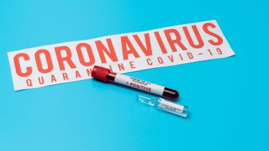 COVID 19 Coronavirus, örnek tüpteki enfekte kan örneği, aşı ve şırınga COVID-19 'dan korunma, aşılama ve tedavi için kullanılır.