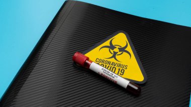 COVID 19 Coronavirus, numune tüpündeki enfekte kan örneği, aşı ve şırınga COVID-19 'dan korunma, aşılama ve tedavi için kullanılıyor..