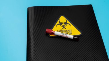 COVID 19 Coronavirus, numune tüpündeki enfekte kan örneği, aşı ve şırınga COVID-19 'dan korunma, aşılama ve tedavi için kullanılıyor..
