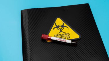 COVID 19 Coronavirus, numune tüpündeki enfekte kan örneği, aşı ve şırınga COVID-19 'dan korunma, aşılama ve tedavi için kullanılıyor..