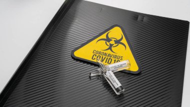 COVID 19 Coronavirus, numune tüpündeki enfekte kan örneği, aşı ve şırınga COVID-19 'dan korunma, aşılama ve tedavi için kullanılıyor..