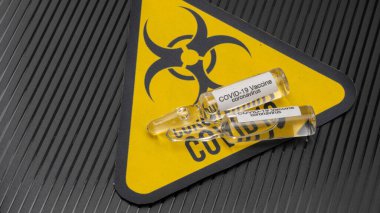 COVID 19 Coronavirus, numune tüpündeki enfekte kan örneği, aşı ve şırınga COVID-19 'dan korunma, aşılama ve tedavi için kullanılıyor..