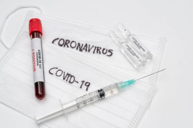 COVID 19 Coronavirus, örnek tüpteki enfekte kan örneği, aşı ve şırınga COVID-19 'dan korunma, aşılama ve tedavi için kullanılır.