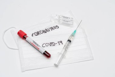 COVID 19 Coronavirus, örnek tüpteki enfekte kan örneği, aşı ve şırınga COVID-19 'dan korunma, aşılama ve tedavi için kullanılır.