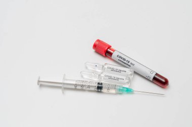 COVID 19 Coronavirus, örnek tüpteki enfekte kan örneği, aşı ve şırınga COVID-19 'dan korunma, aşılama ve tedavi için kullanılır.