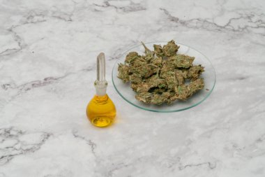 Marihuana esrarı, eczane, cam bir kapta ot dükkanı. Kavanozda tıbbi esrar marihuana yağı özü