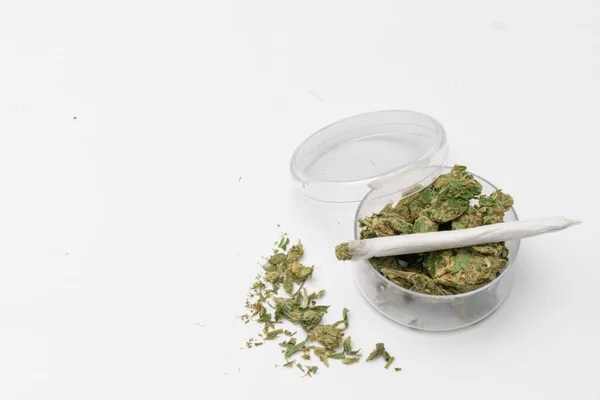 大麻药物 玻璃容器中的杂草接头 — 图库照片