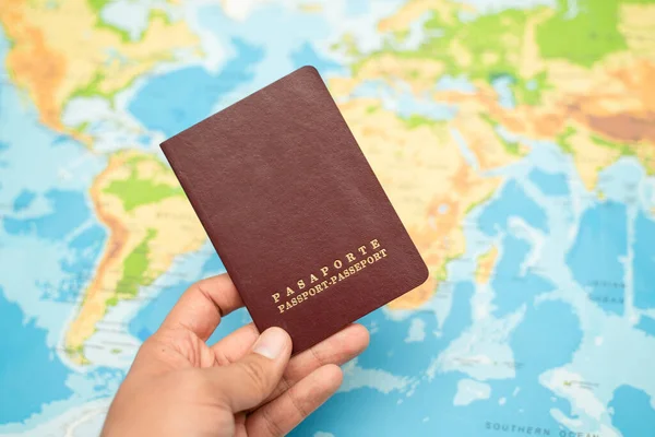 Muž Drží Ruce Cestovní Pas Mapu Světa Cestovní Koncept — Stock fotografie