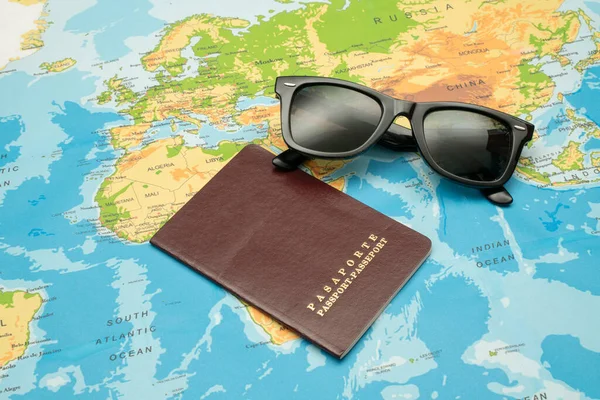Paszport Mapa Świata Kamera Koncepcja Podróży — Zdjęcie stockowe