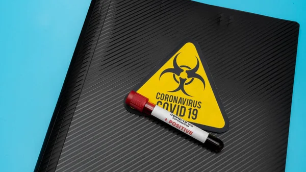 COVID 19 Coronavirus, numune tüpündeki enfekte kan örneği, aşı ve şırınga COVID-19 'dan korunma, aşılama ve tedavi için kullanılıyor..